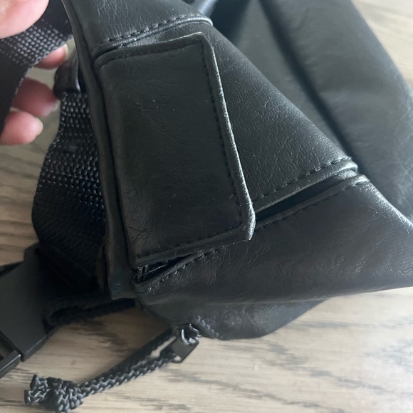 Totes Black Leather Waist Bag - Picture 7 of 7